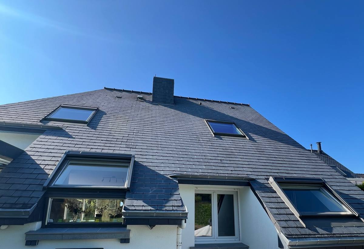 Nettoyage toiture ardoise avec velux — Côte Émeraude (35)